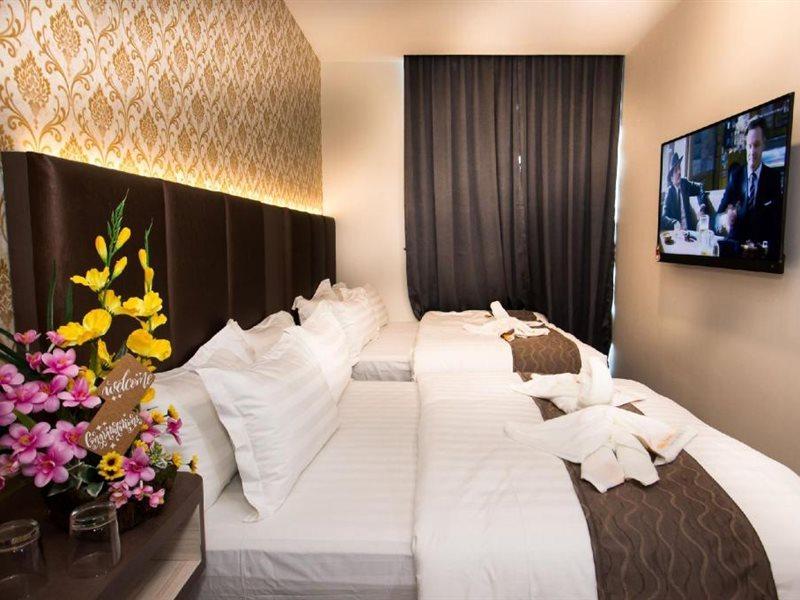 Spring Season Hotel Muar Exteriör bild