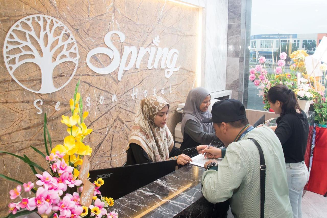 Spring Season Hotel Muar Exteriör bild