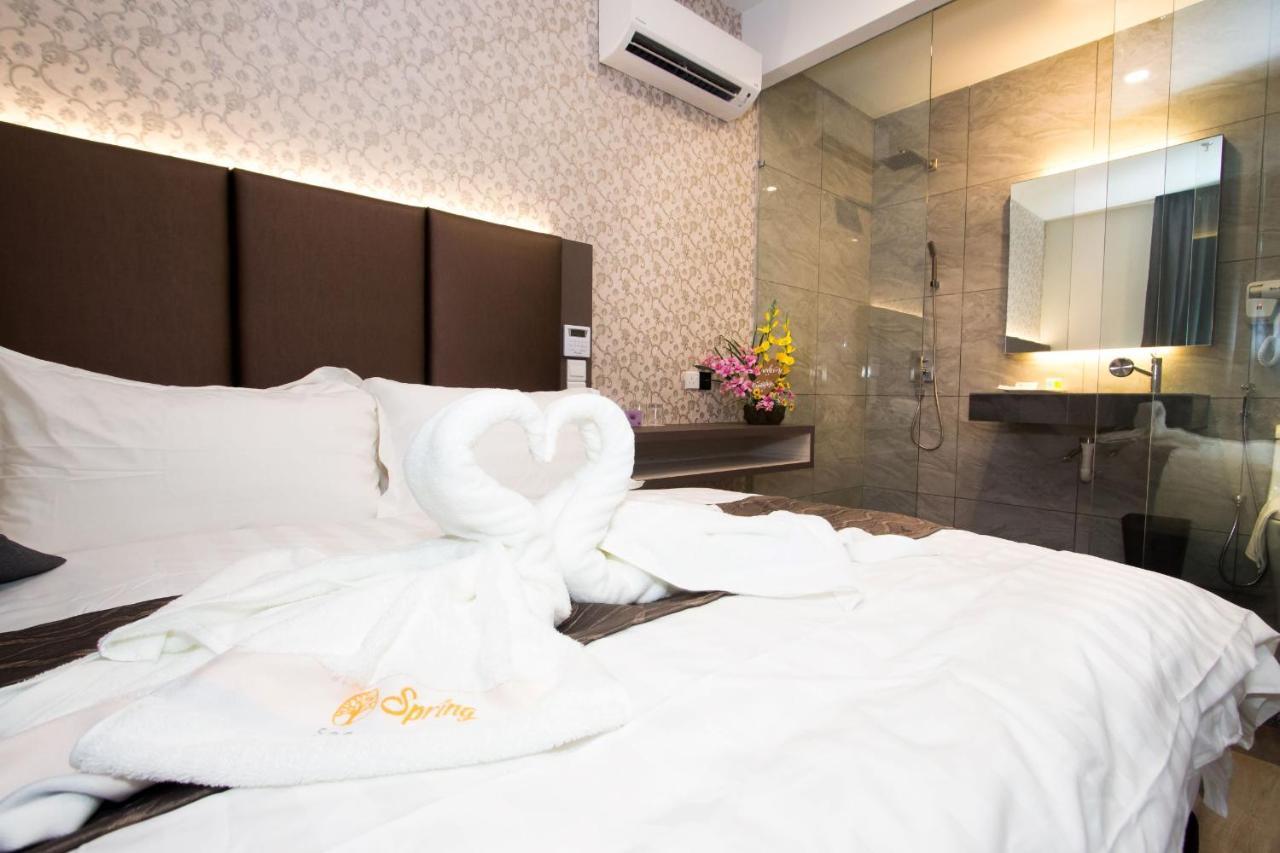 Spring Season Hotel Muar Exteriör bild